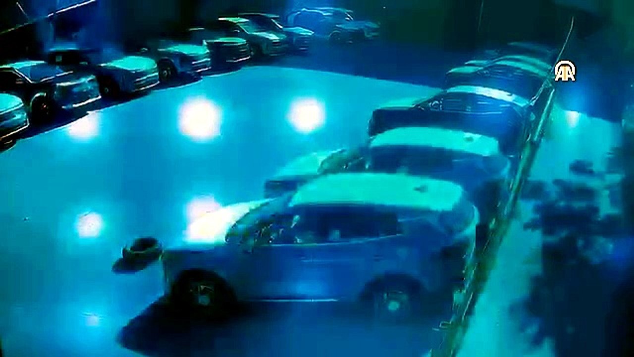 30 milyon lira değerindeki sıfır araçların üzerine duvar parçaları düştü