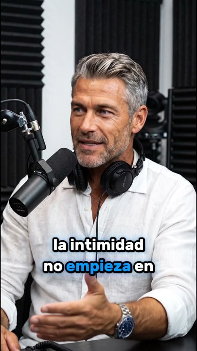 La intimidad no empieza en la cama. Empieza en cómo la miras cuando ella habla