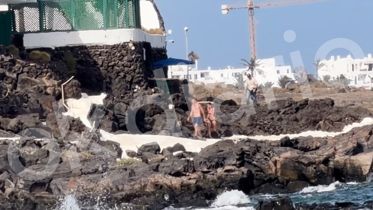 OKDIARIO sorprende a Sánchez disfrutando de un baño en La Mareta en plena invasión migratoria en Ceuta