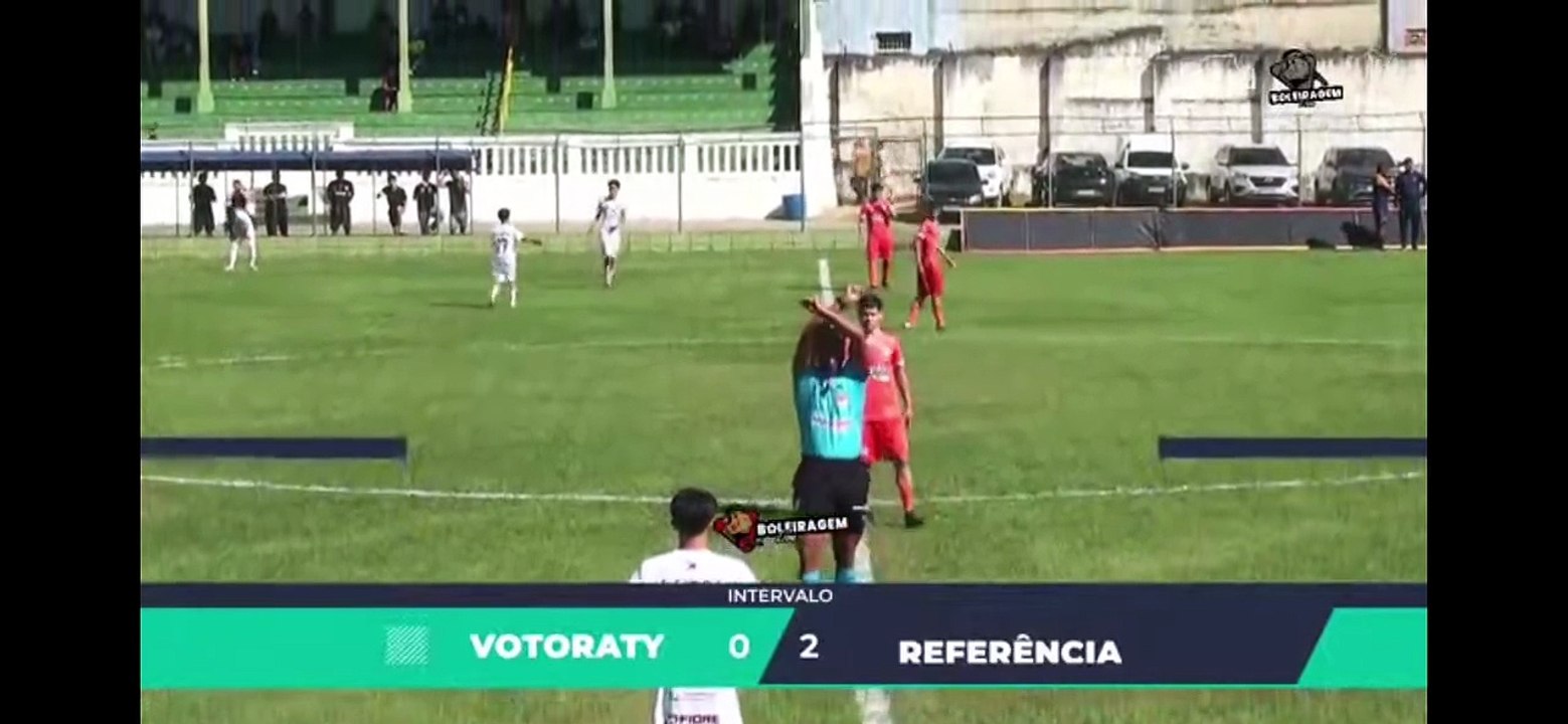 Árbitro denuncia racismo y sale del partido
