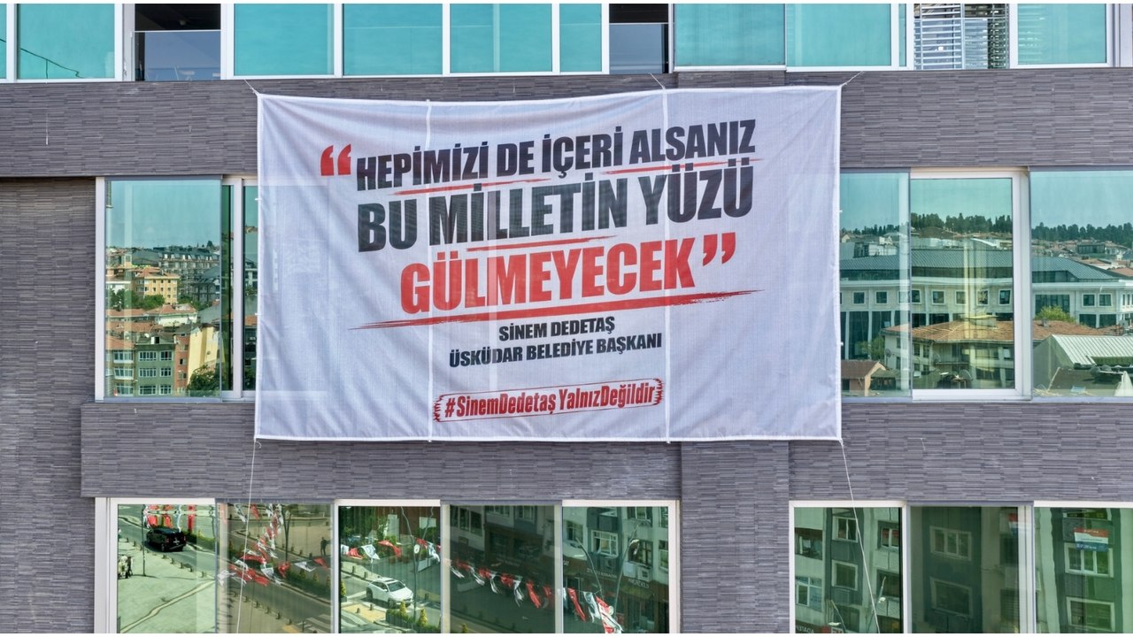 Üsküdar Belediye binasına Sinem Dedetaş'ın "Hepimizi de içeri atsanız bu milletin yüzü gülmeyecek" sözleri asıldı