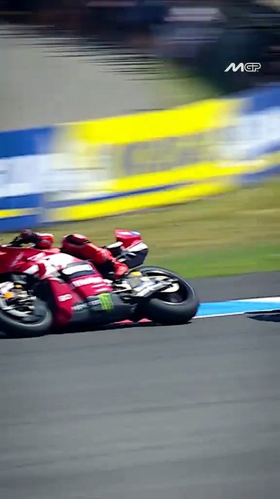 Márquez Makes an Incredible Overtake on Pecco Bagnaia! 🔴🔥