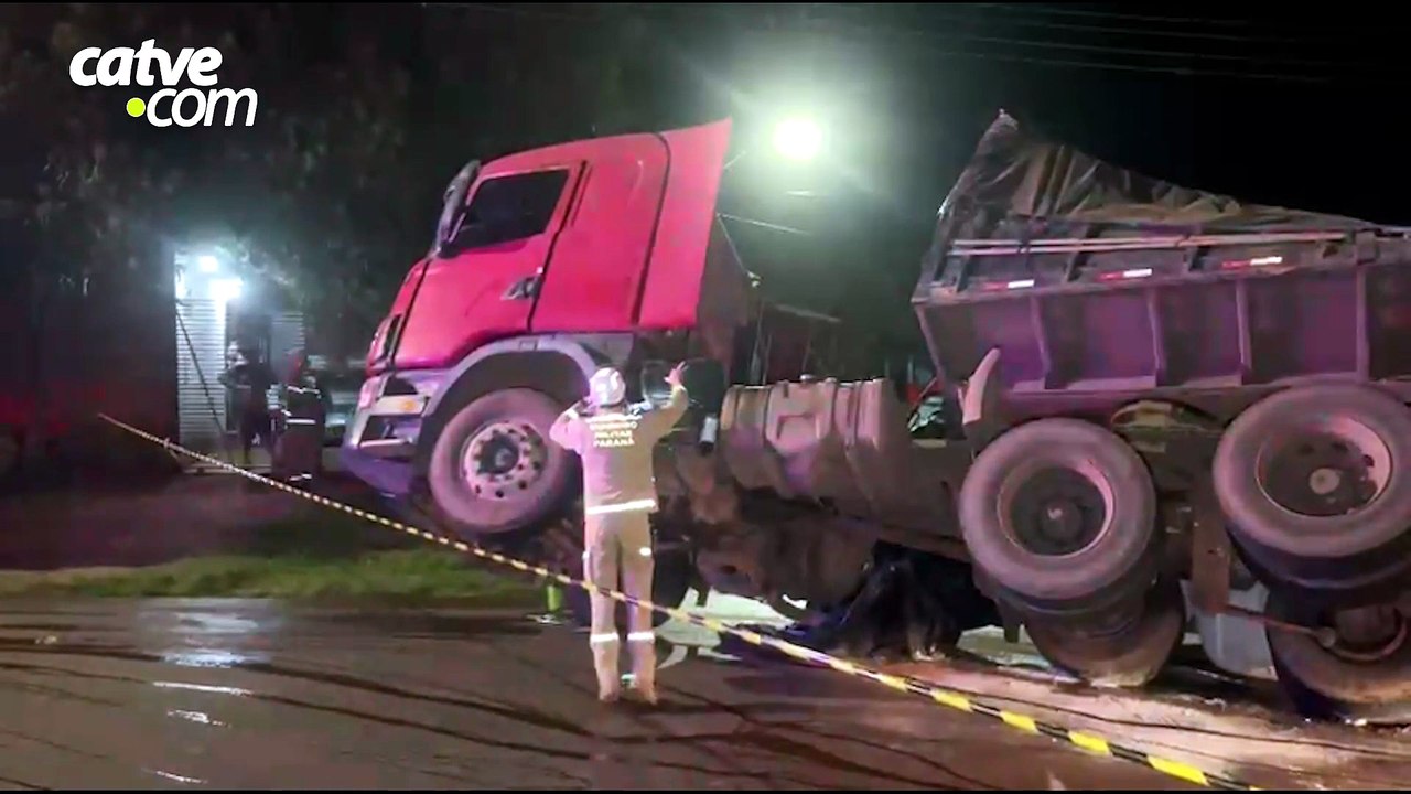 Carreta carregada com farinha de ossos tomba em Cascavel