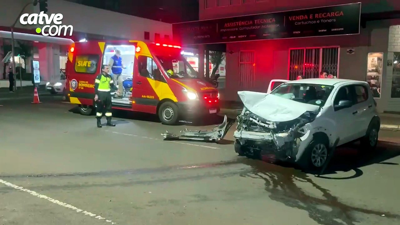 Batida entre carros deixa motorista ferido no Centro de Cascavel