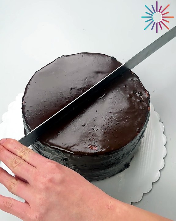 Slicing cake never looked this sweet 🍫🎂