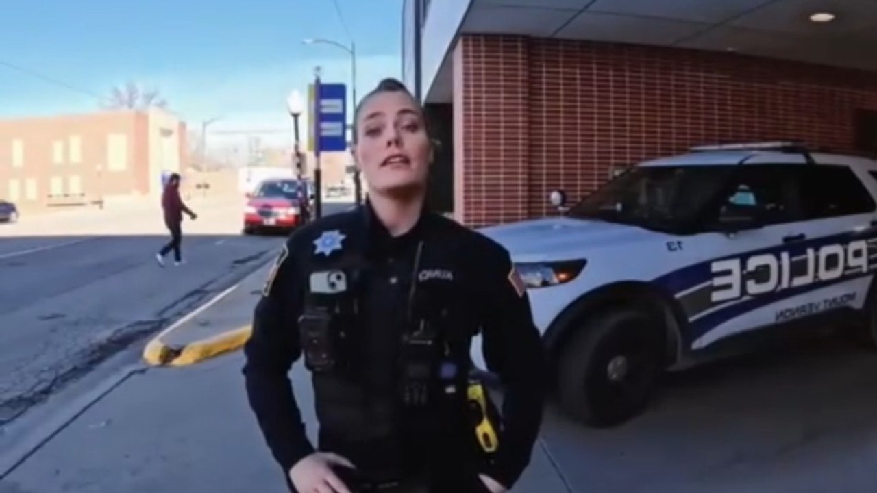 THIS GUY ABSOLUTELY DOMINATES DUMB COPS LIKE A PRO!! FIRST AMENDMENT AUDIT