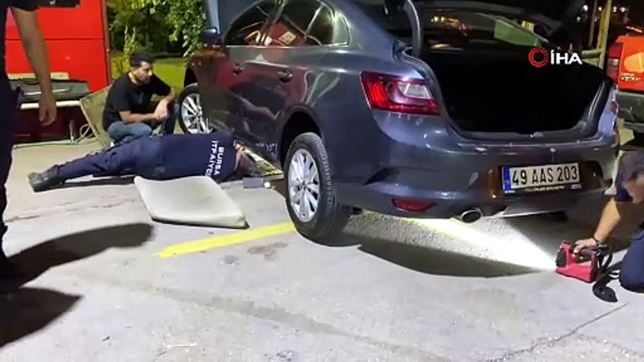 Aracının motorunda yılanı gören sürücü soluğu itfaiyede aldı