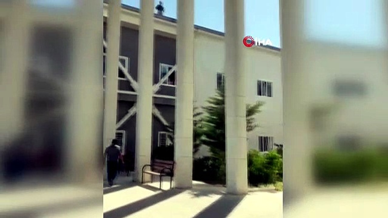 Hastane çatısında ''gazeteciler gelsin'' diyerek intihara kalkışan şüpheli ''karpuzla'' ikna oldu