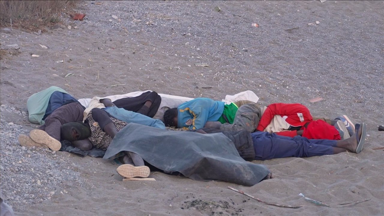 Los inmigrantes duermen a la intemperie en una playa acordonada de Ceuta