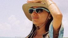 Mia Khalifa profite d’une sortie en bateau et déguste un barbecue sur une bouée en mer
