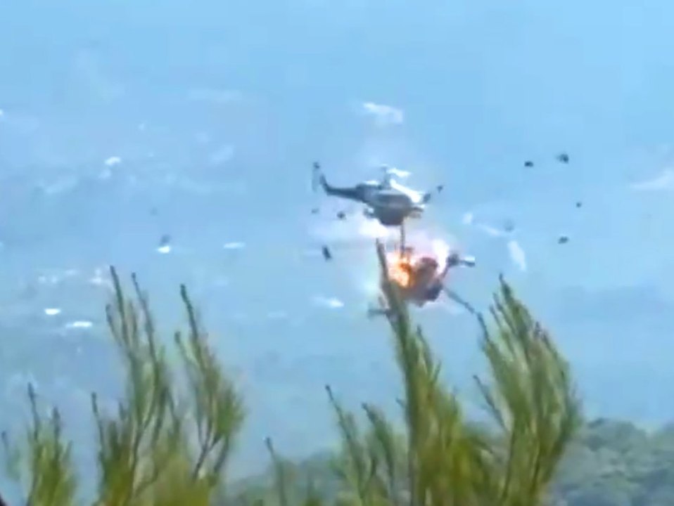 Löschhubschrauber stoßen in der Luft zusammen: Zwei Tote