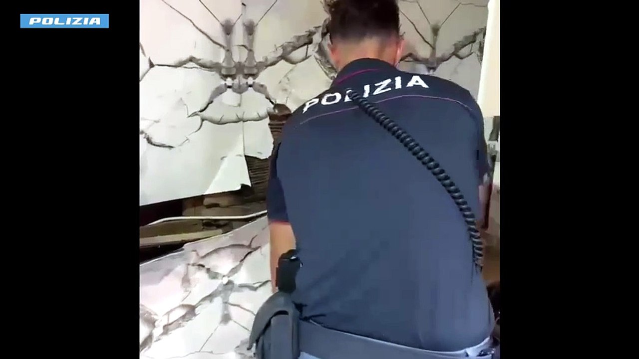 Evade dai domiciliari e nasconde un chilo di stupefacenti: trovati anche droga dello stupro e mini cellulari