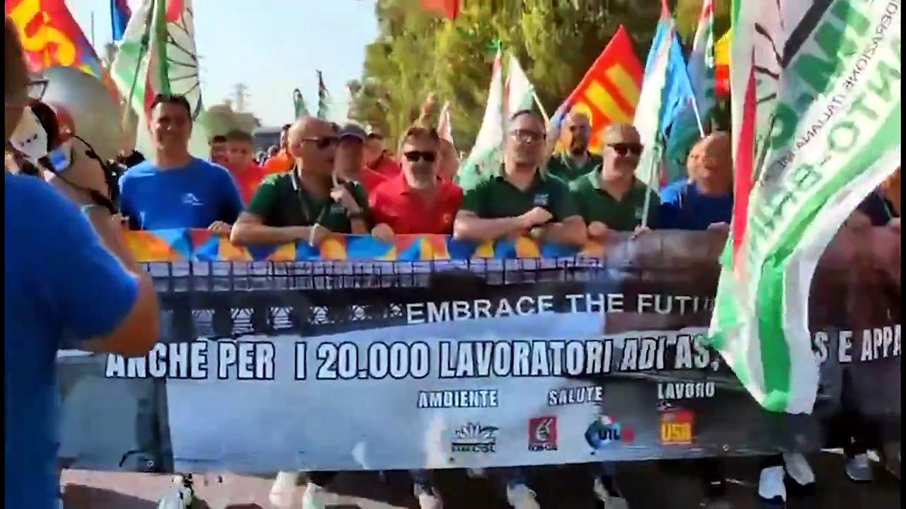 Ex Ilva, i lavoratori in sciopero bloccano la statale a Taranto