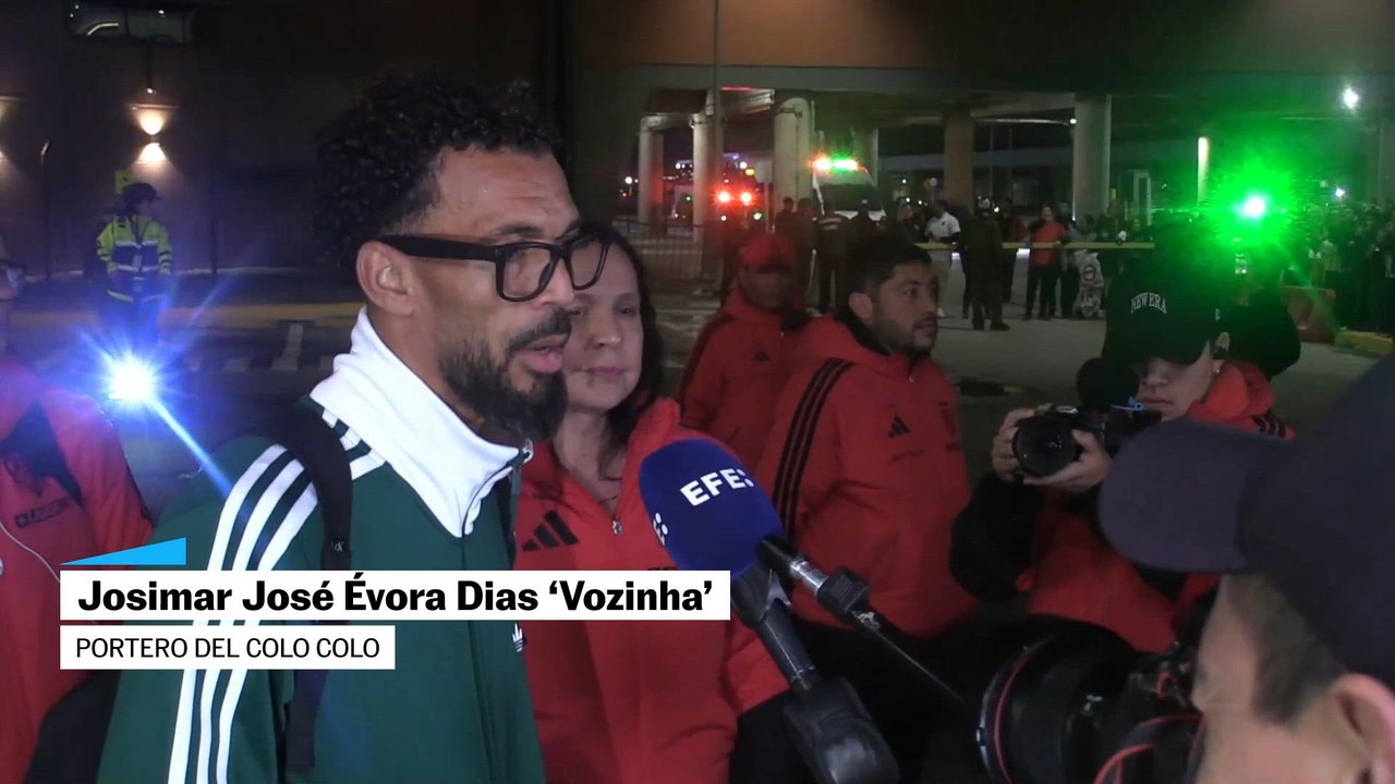 Vozinha llega a Chile para fichar por Colo Colo y es recibido por una multitud en el aeropuerto de Santiago