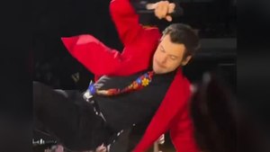 Harry Styles stürzt bei Konzert vor kreischenden Fans
