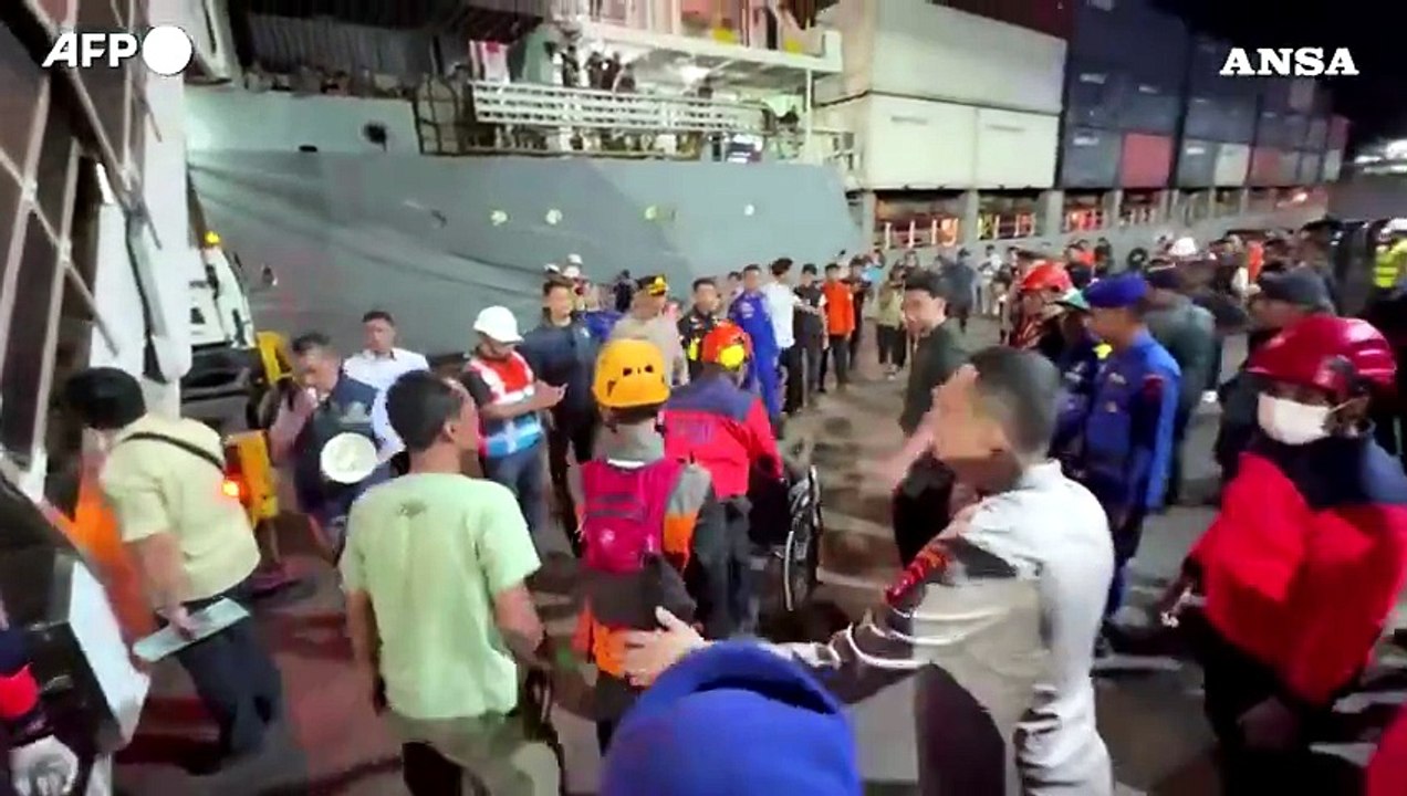 Incendio su un traghetto in Indonesia, 5 morti e 41 dispersi