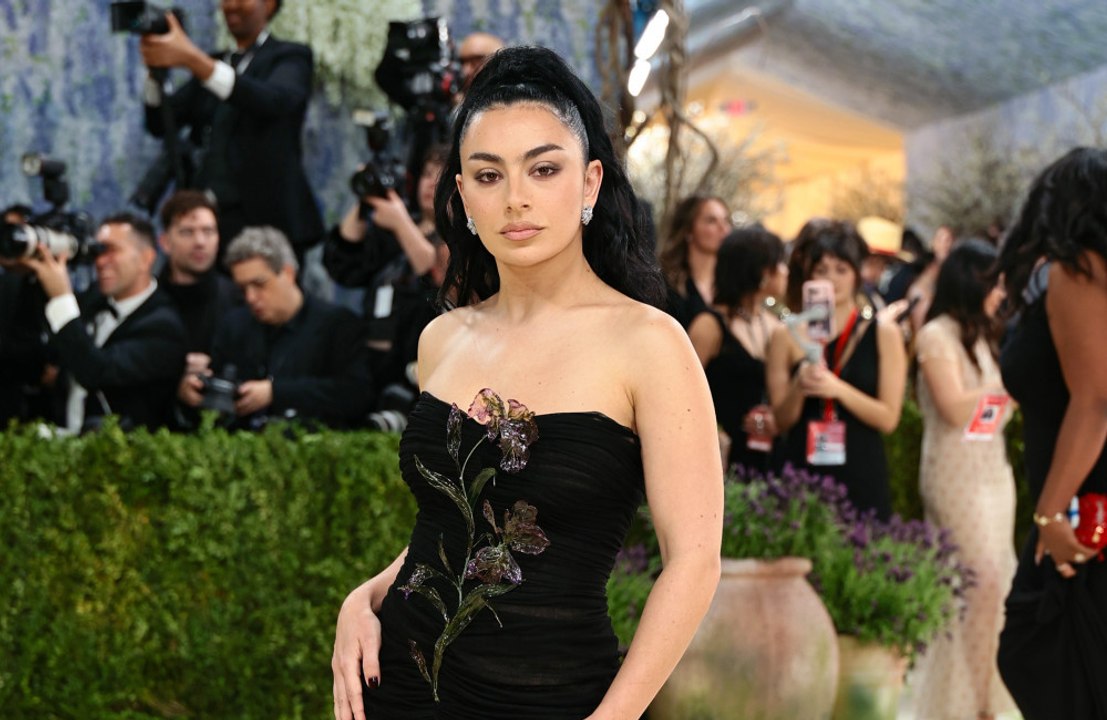Charli XCX pensa che nessuno la capisca come suo marito George Daniel