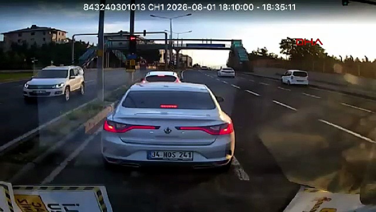 Kaçırdığı sapağa dönmeye çalışan trafik canavarı zincirleme kazaya neden oldu!
