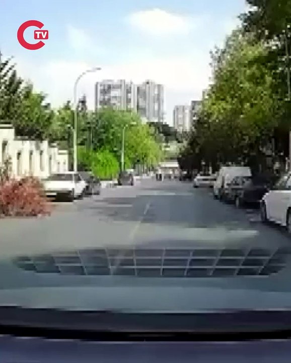 Başakşehirde yokuştan kayan aracı fark edip otomobilinden inerek koştu; kaputundan tutarak durdurdu