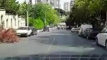 Başakşehirde yokuştan kayan aracı fark edip otomobilinden inerek koştu; kaputundan tutarak durdurdu