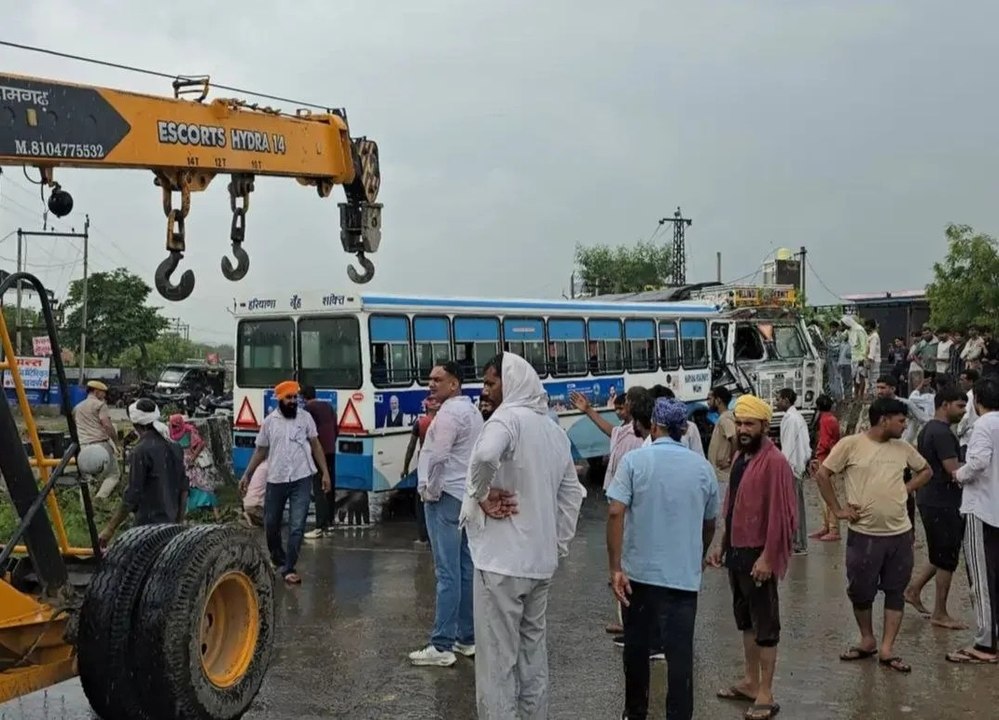हरियाणा रोडवेज और डंपर के बीच टक्कर हुई