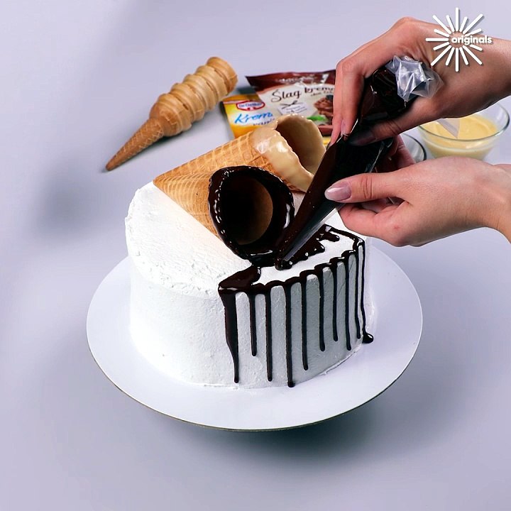 Can’t stop watching this perfect drip cake decoration 🤤🍰