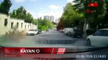 Başakşehir'de yokuştan kayan otomobili kaputuna asılarak durdurdu