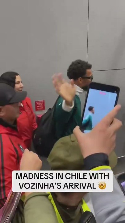 Locura con Vozinha a su llegada a Chile para firmar por ColoColo