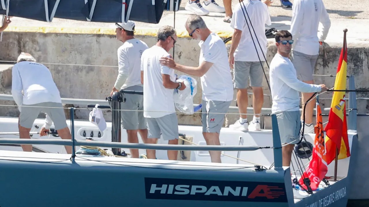El Rey Felipe VI ya navega en el 'Hispania' con...