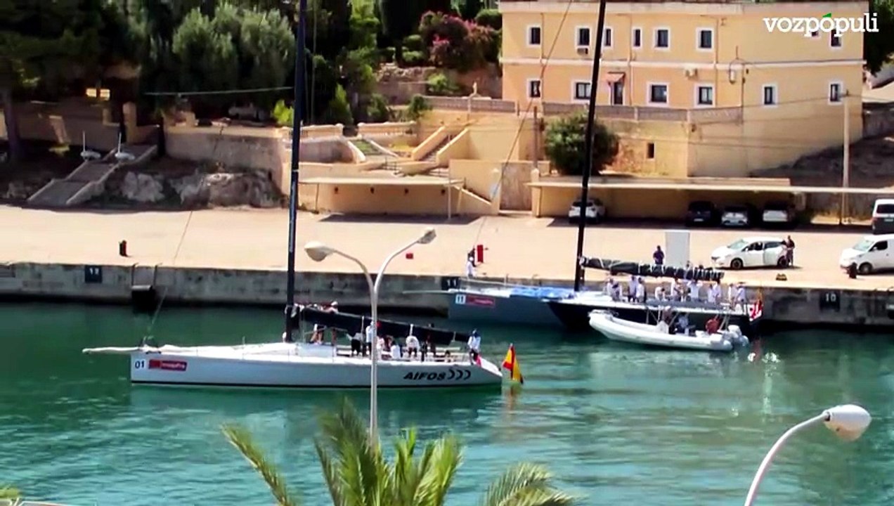 El Rey Felipe VI embarca junto al resto de la tripulación en el Hispania