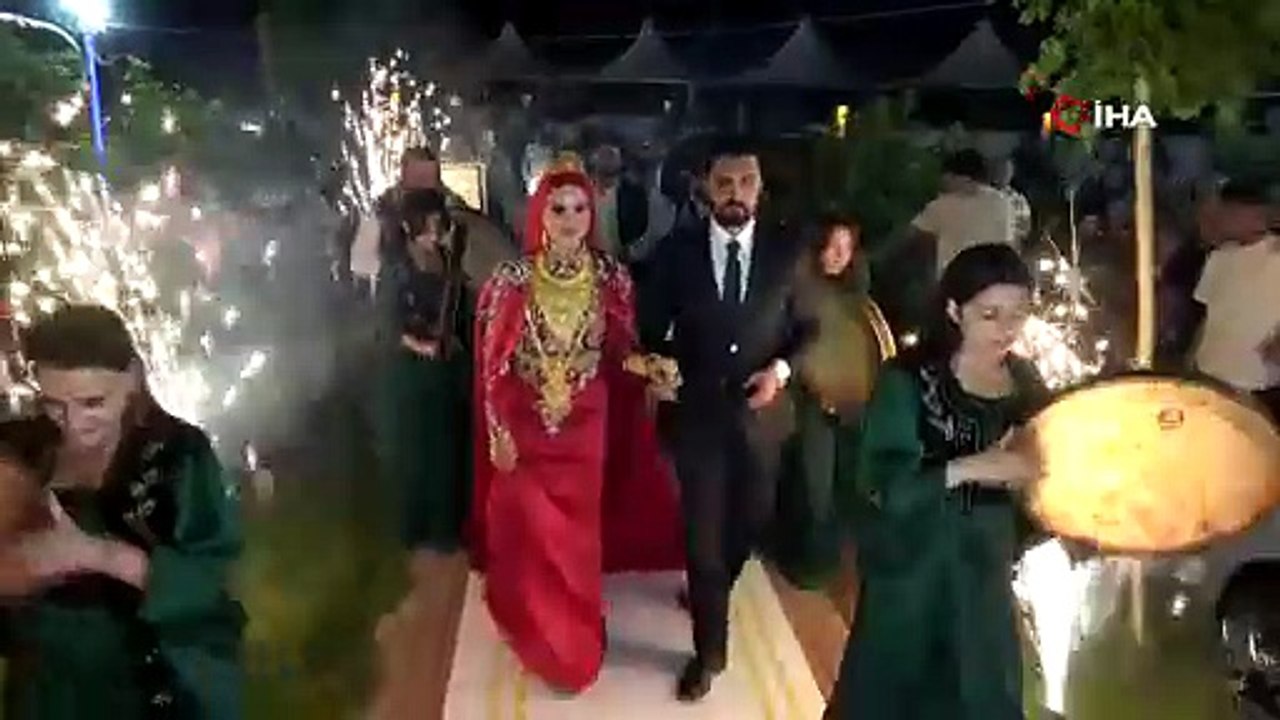 Van'da dudak uçuklatan düğün! Damada yaklaşık 20 milyon TL, geline kilolarca altın takıldı