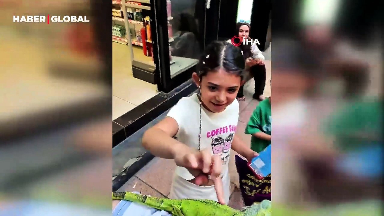 Evcil iguanasıyla sokağa çıktı, görenler dönüp bir daha baktı