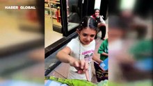 Evcil iguanasıyla sokağa çıktı, görenler dönüp bir daha baktı
