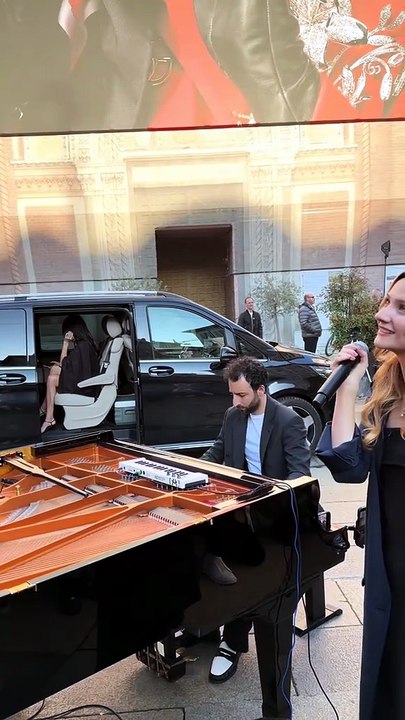 Plays the Piano in Front of #KendallJenner in #Milan 😍