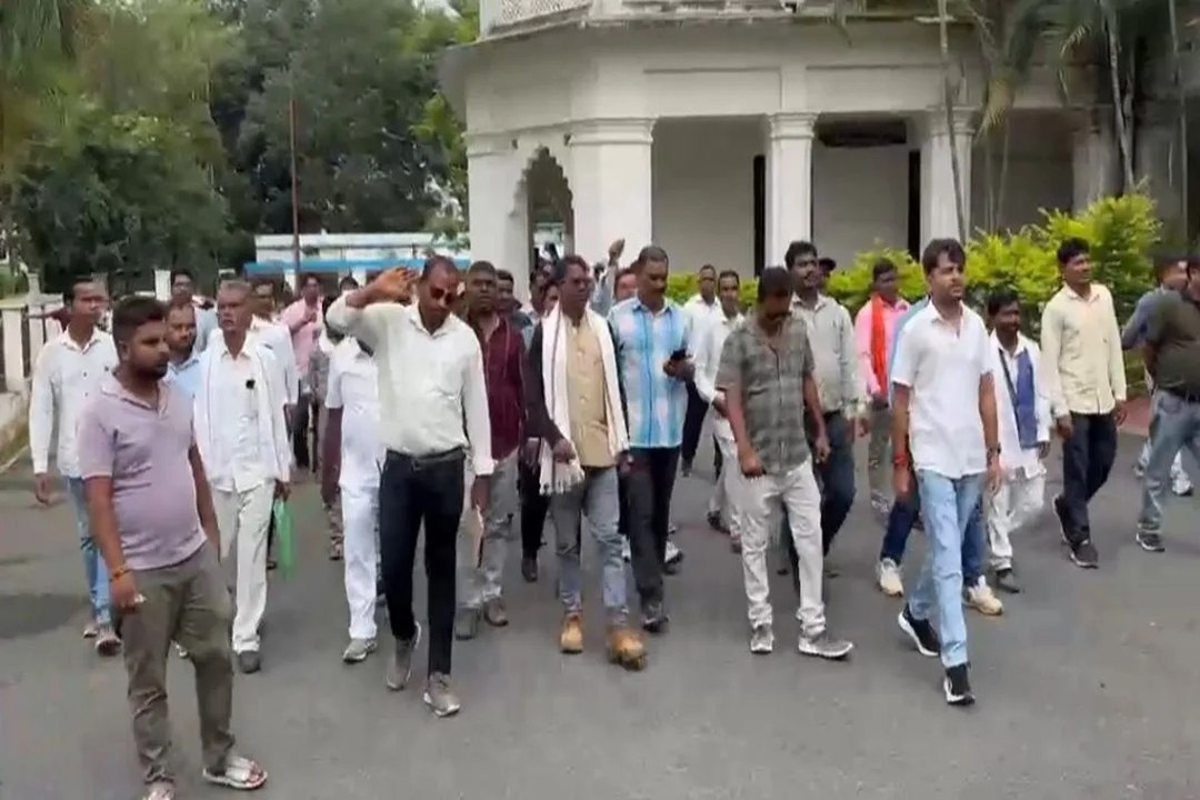 गलत गिरफ्तारी पर सरपंचों का फूटा गुस्सा, कलेक्टर से बोले- CEO को यहां से हटाइए, वरना करेंगे आंदोलन