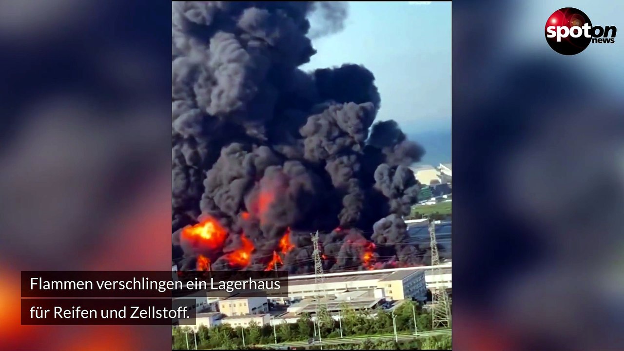 Gigantische Rauchsäule: Feuer verschlingt Lagerhaus
