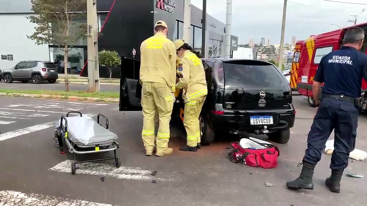 Motorista bate a cabeça e fica gravemente ferido em colisão entre Corsa e BMW na avenida Paraná