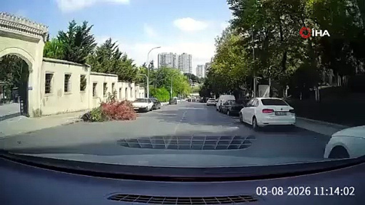 İstanbul'da dehşet anları: Yokuş aşağı kayan otomobili canını hiçe sayan bir sürücü durdurdu!