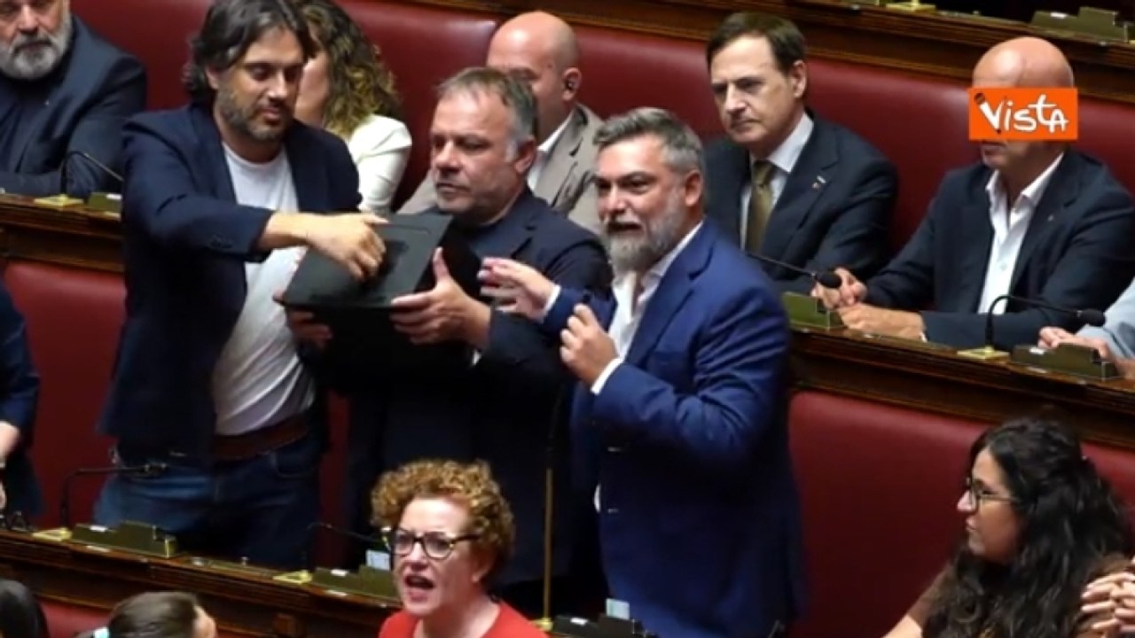 «Fuori le chat» e una cassaforte mostrata in Aula: la protesta del M5s sul caso Delmastro