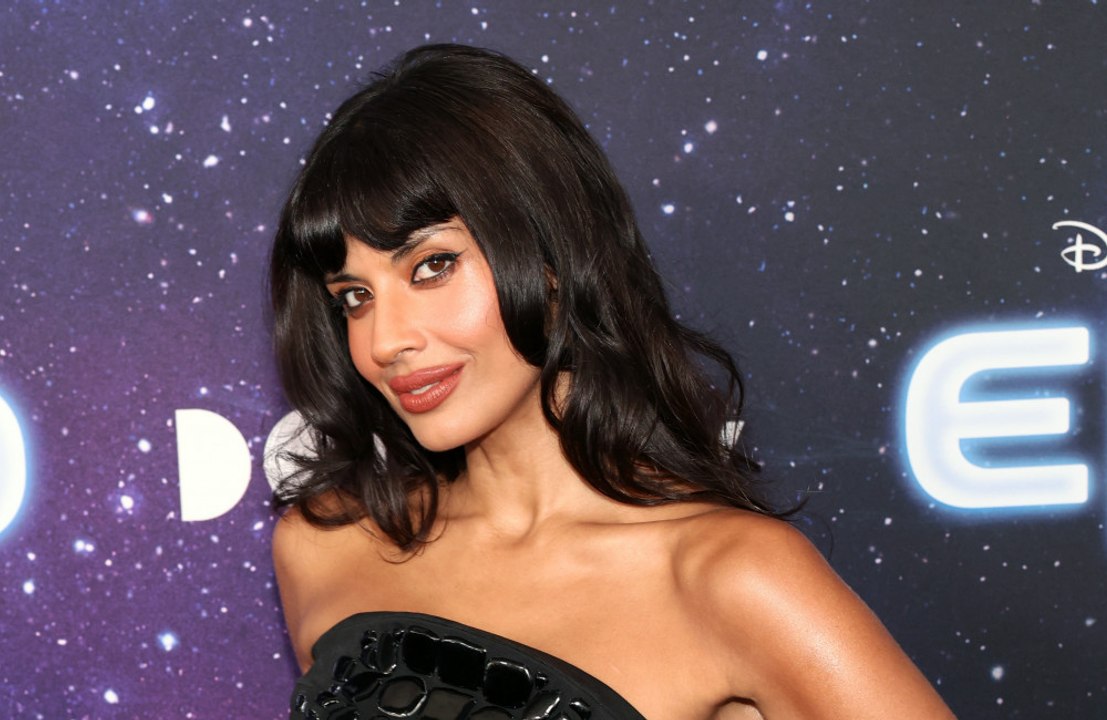 L'actrice Jameela Jamil fait polémique en affirmant qu’Ariana Grande est mourante