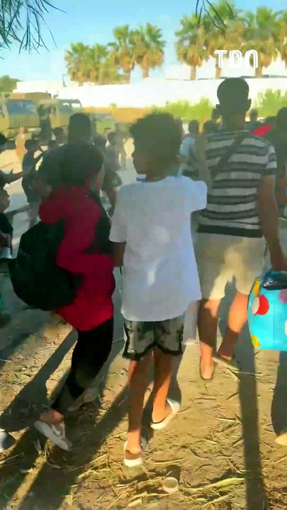 Des migrants avancent vers le centre de Ceuta
