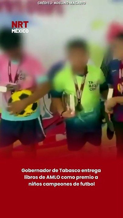 Gobernador de Tabasco entrega libros de AMLO como premio a niños campeones de futbol