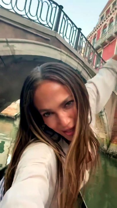 Jennifer Lopez a Venezia come Madonna: in gondola canta "Like a Virgin"