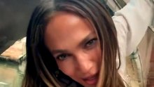 Jennifer Lopez a Venezia come Madonna: in gondola canta "Like a Virgin"