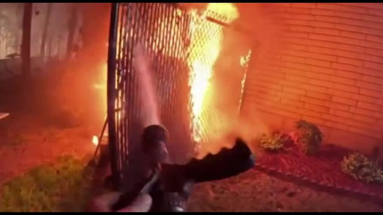 Usa, dentro gli incendi con la bodycam di un vigile del fuoco