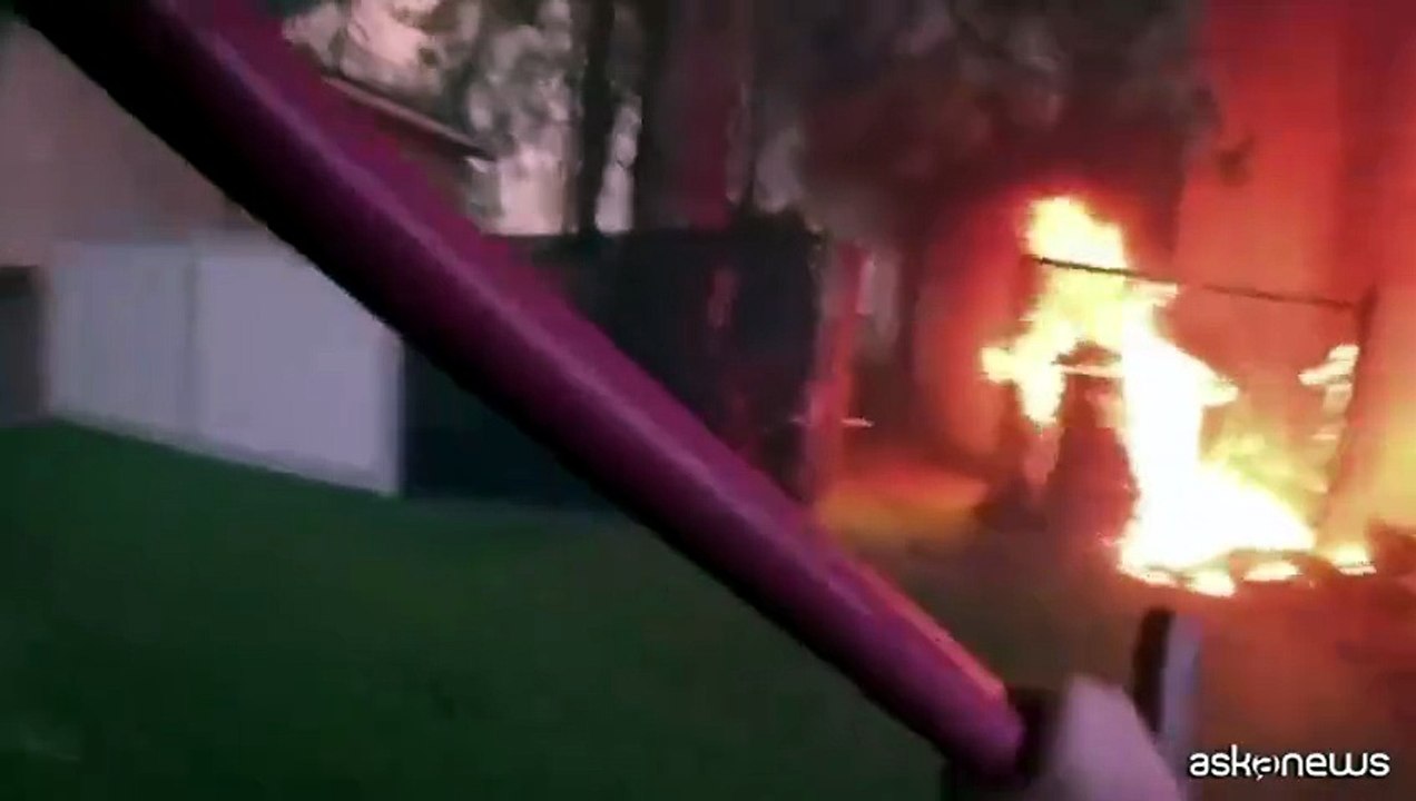 Usa, dentro gli incendi con la bodycam di un vigile del fuoco