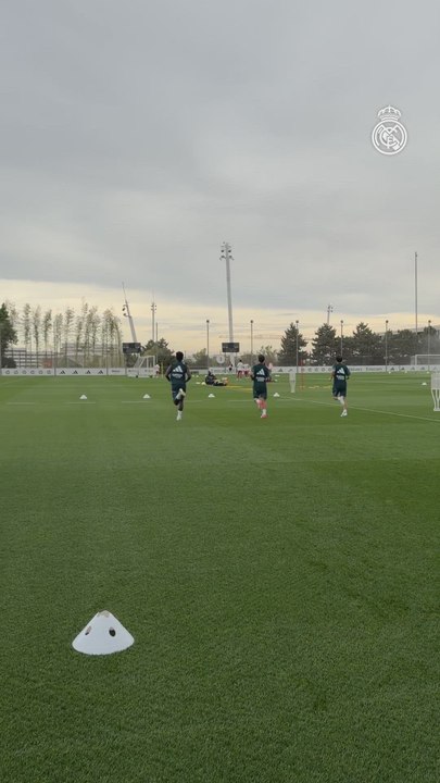¡Un día de entrenamiento con  @ViniJr  !