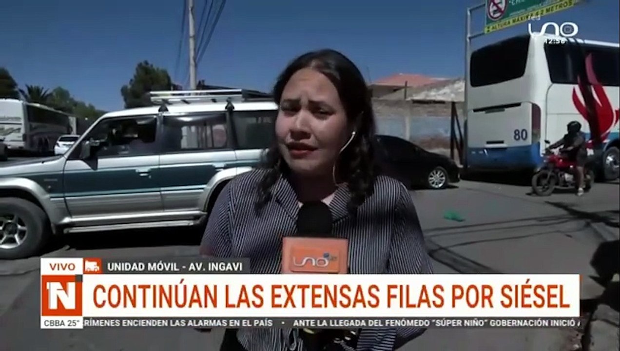 CONTINÚAN LAS EXTENSAS FILAS POR COMBUSTIBLE