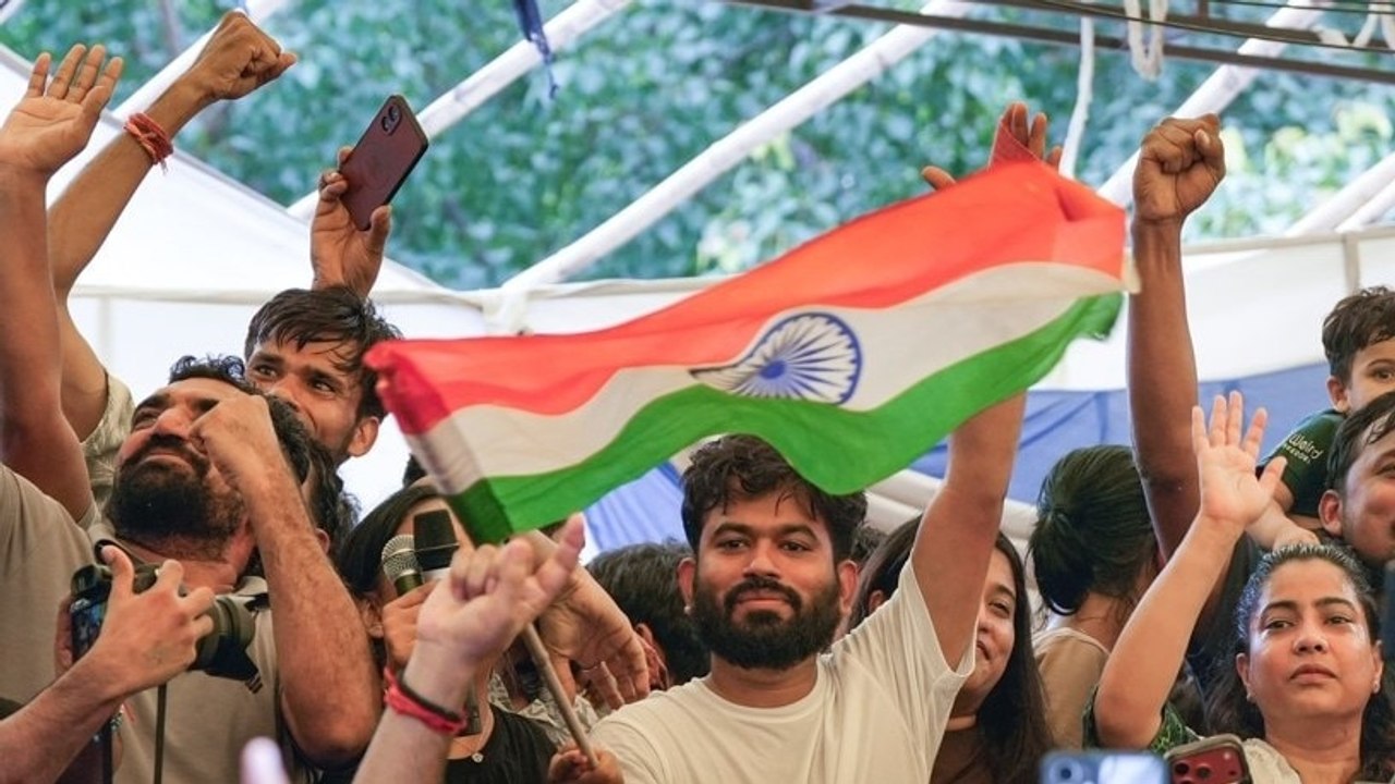 RSS leader plays down CJP protests; 7 cops die in Pakistan explosion