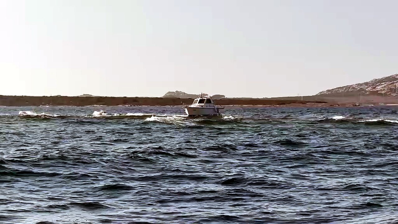 Stintino, non vede le boe di segnalazione e si incaglia con la barca vicino alla Pelosa
